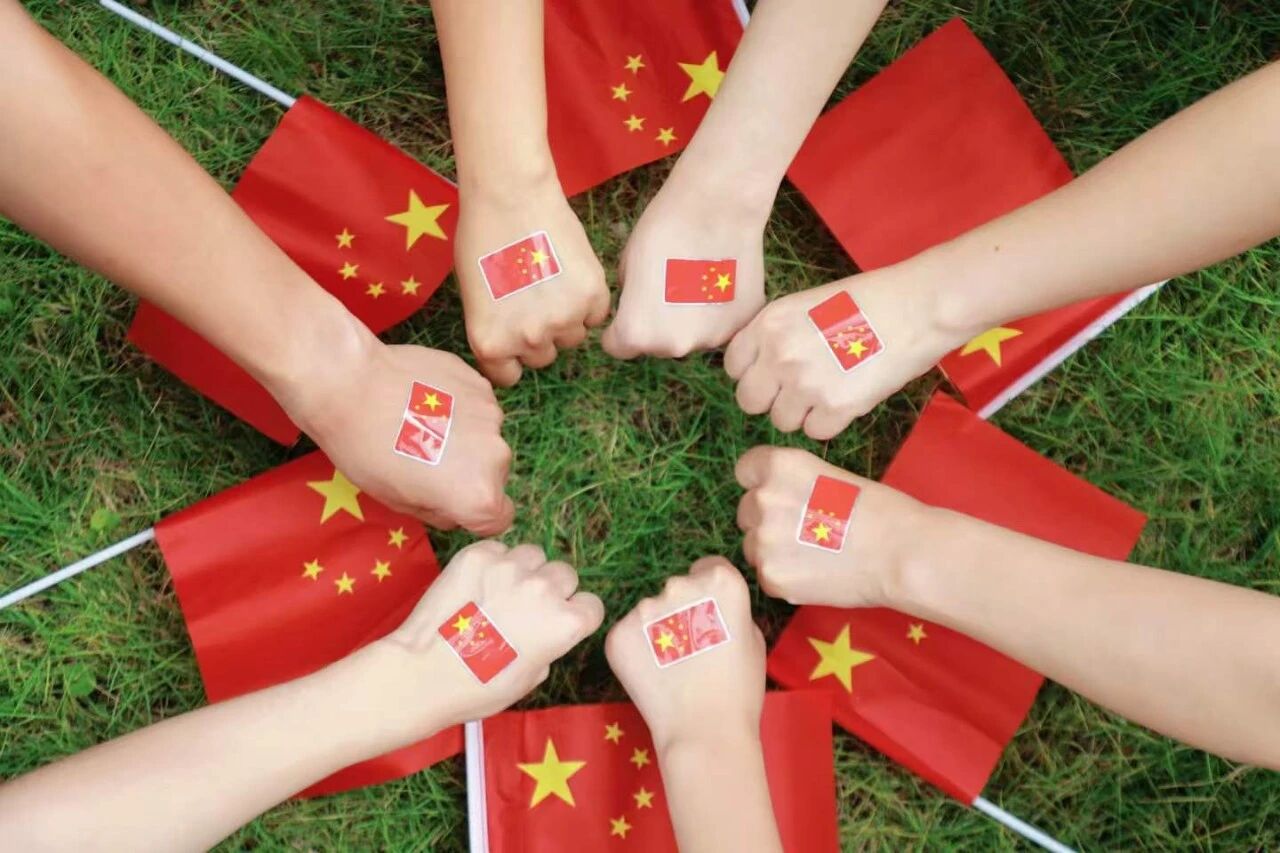 与国旗同框，这一定是广西政法人最“燃”的合影！
